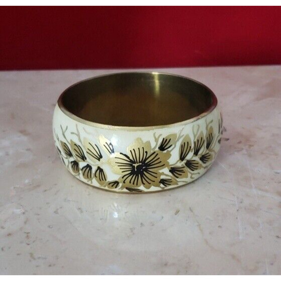Vintage Jewelry - Vintage Bracelet / Bangle - Cream & Gold Thick Bracelet with Flower Detail